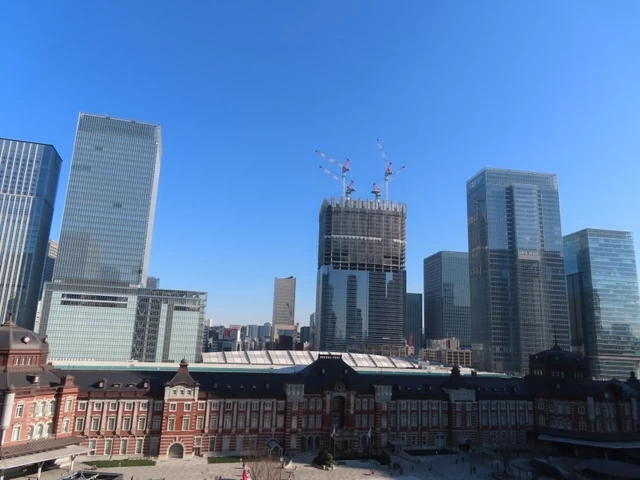 【1】新丸ビル「丸の内ハウス」テラスから見た東京駅方面／千代田区