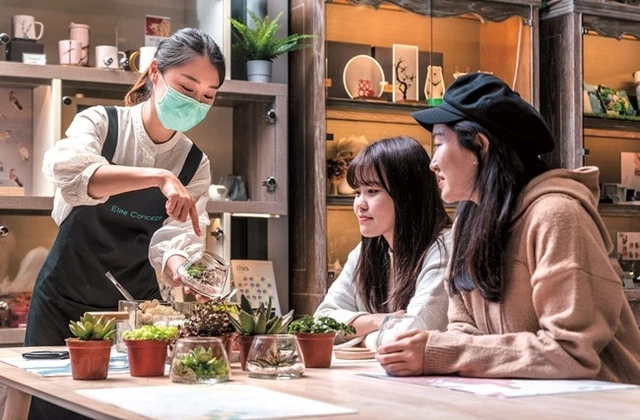 朝食ビュッフェを満喫した後は、多肉植物の寄せ植えDIY体験へ。