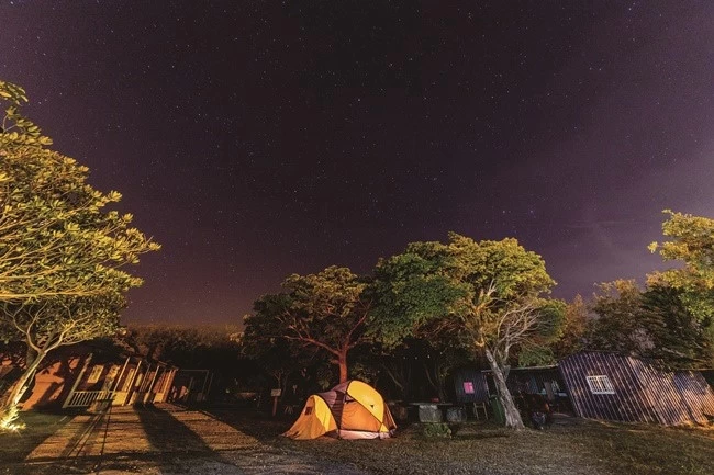 テントを持ち込めば、星振る空の下でのキャンプが可能。