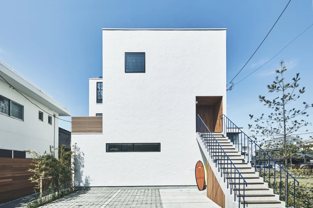 海辺に建つ3階建てリゾートハウスが湘南・鎌倉にオープン