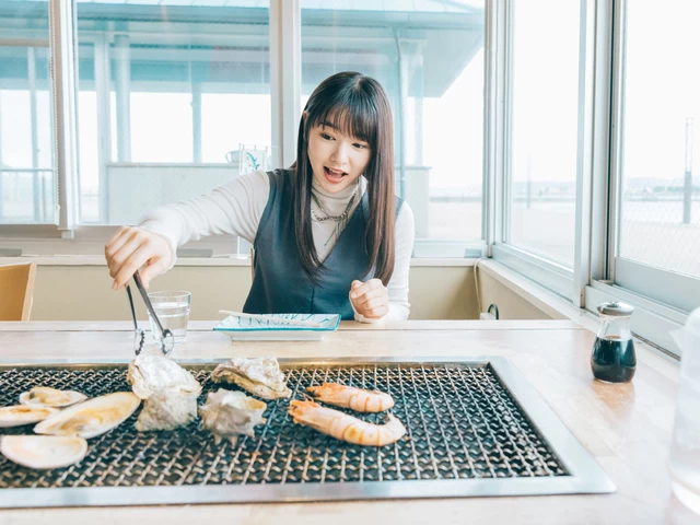 牡蠣を焼く桜井日奈子さん