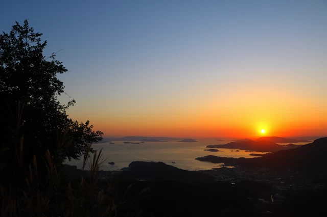 （写真14）小豆島ヴィラから眺める、瀬戸内海のドラマチックな夕日