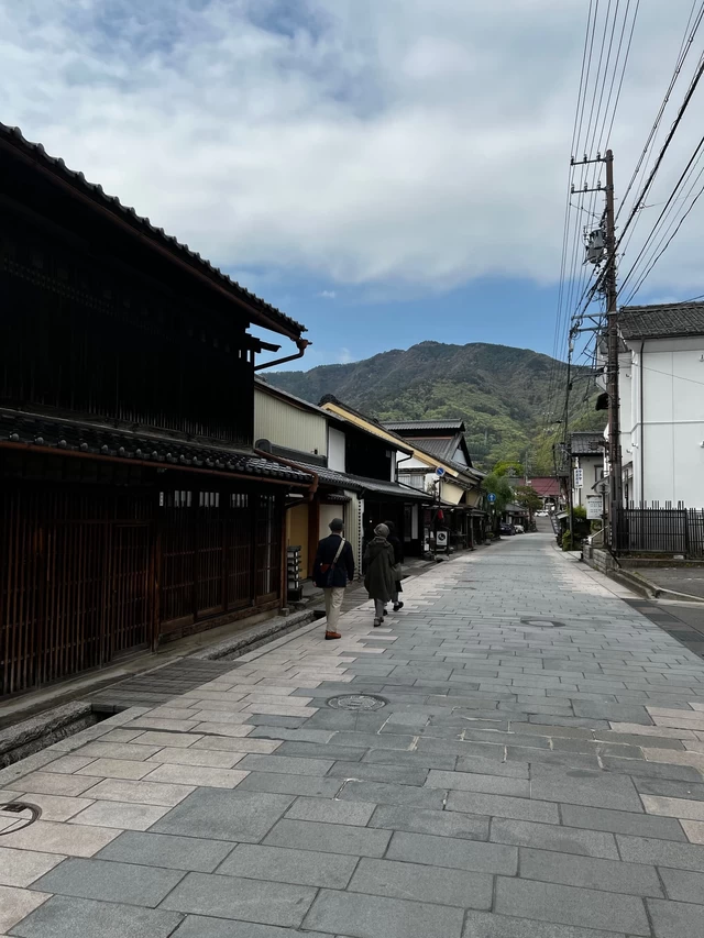 北国街道柳町の通り。太郎山が見てる。