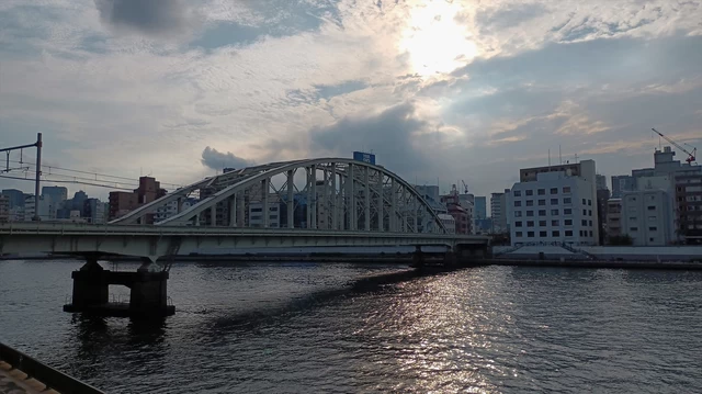 JR総武線浅草橋―両国間の鉄橋　西日を浴びて昭和レトロな雰囲気