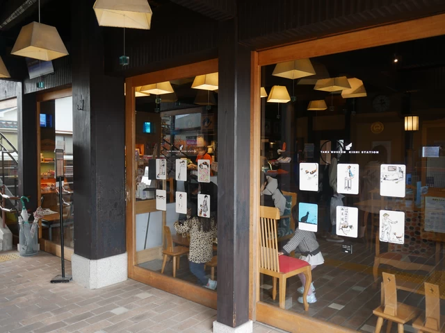 構内にはグッズ販売店やカフェも併設。さまざまな「たまグッズ」が販売されています。