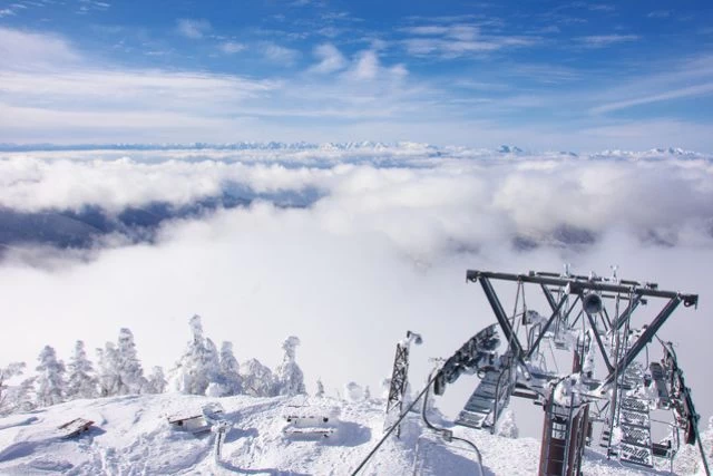 横手山スキー場からの雲海と樹氷