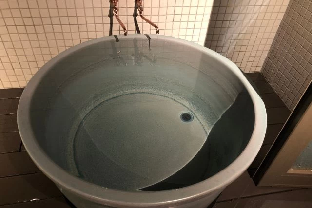 キンキンに冷えた陶器の水風呂