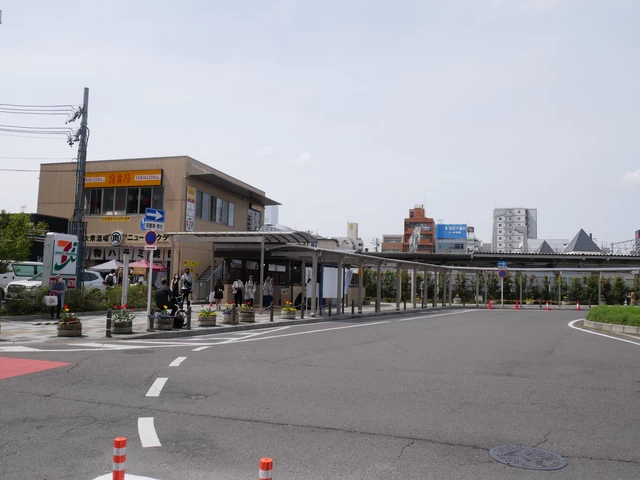 岩倉駅の表玄関は西口ですが、桜を観るなら東口へ。