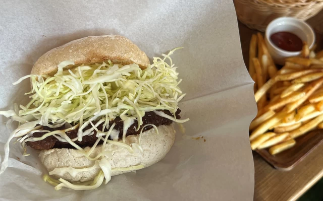 武雄市にある「TKB AWARDS」で食べられる、「若楠ポーク」のロース肉を使用した「ロースカツバーガー」