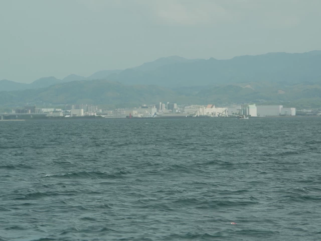 大阪湾の向こうに見える大阪・神戸の景色を眺めながら神戸空港に向かいます。