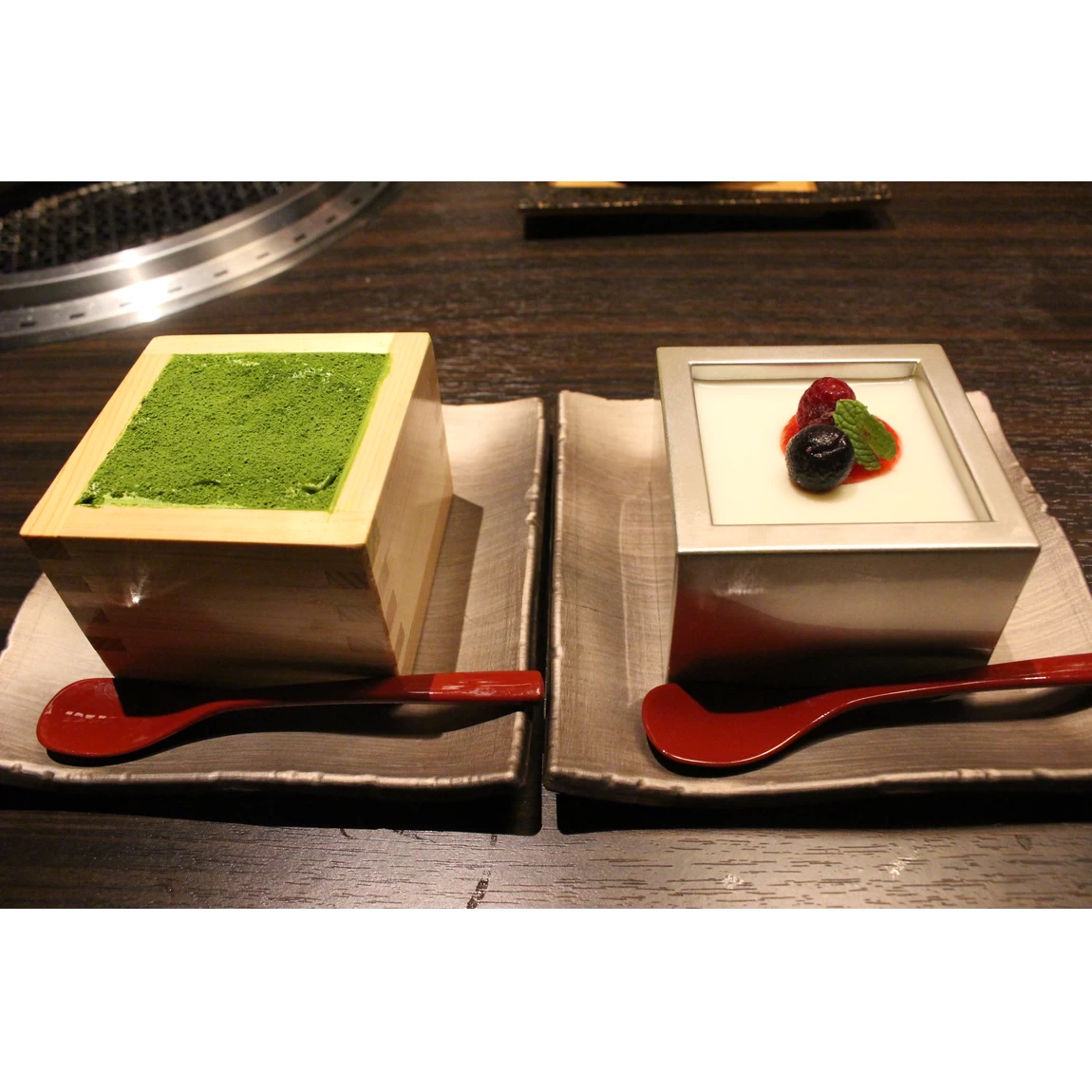 Cap)（左）抹茶のティラミス／680円と（右）手作り杏仁豆腐／460円