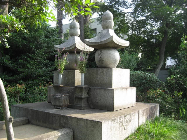 墓石の文字は徳川慶喜の筆