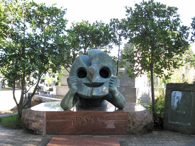 太郎の墓には愛らしい彫刻『午後の日』が墓碑として設置されている