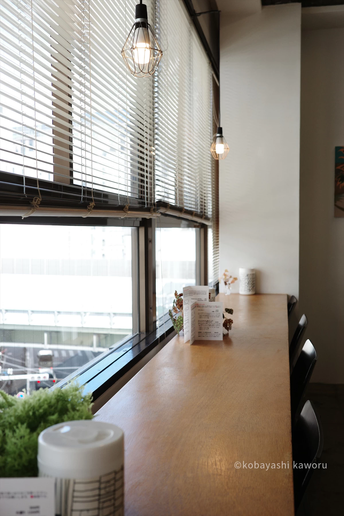 柔らかい光で過ごしやすい窓際のカフェスペース