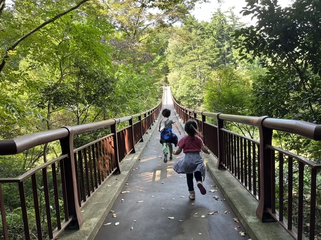 橋の袂に到着した子どもたちは「よーい、ドン！ 」と橋の反対側を目指して全力で走っていきました。