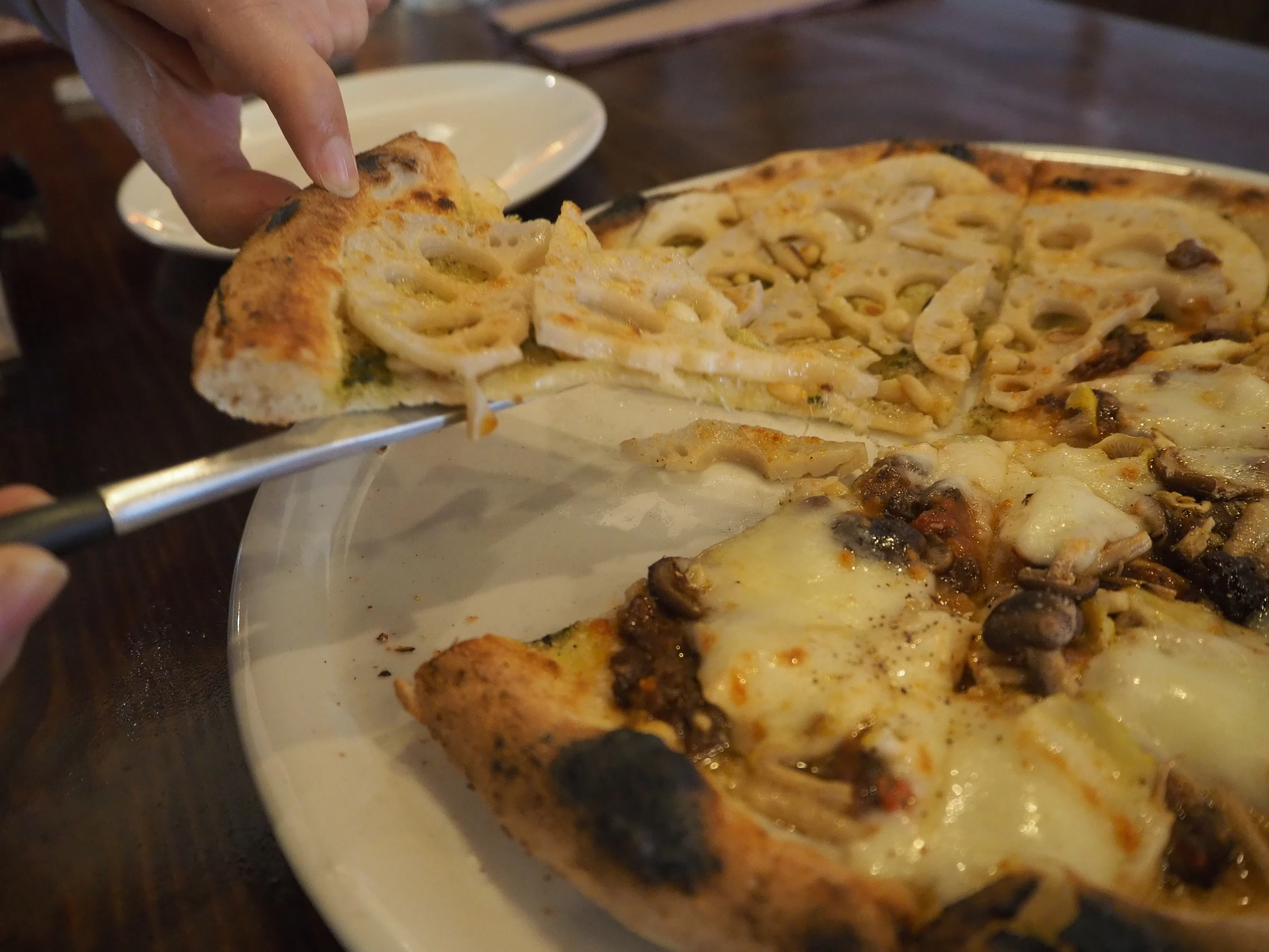 レンコンのピザと鹿肉のラグーピザのハーフ＆ハーフ