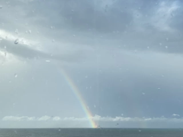 雨上がり。わたしは水平線から登る虹を生まれて初めてみました。日立駅から撮影。