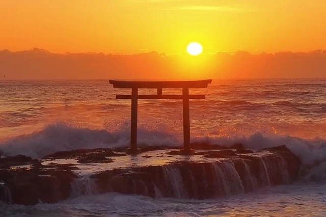 境内を出て徒歩1分ほどの「神磯（かみいそ）の鳥居」