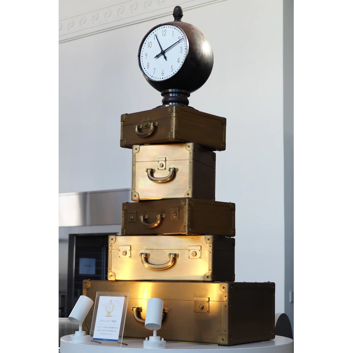 1925のホールにある、“かばんの町”豊岡をイメージしたオブジェ。オブジェの最上部に配置された時計の針は、1925年の北但大震災が発生した11時11分を指し示しており、復興と現代への出発を象徴している