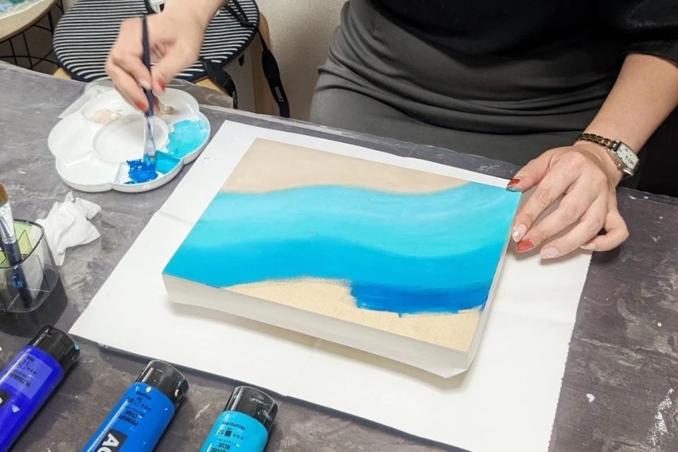 アクリル絵の具で海を描く。濃い青と薄い青の境目は実ははっきり分かれているのです。ここがこだわりポイント！