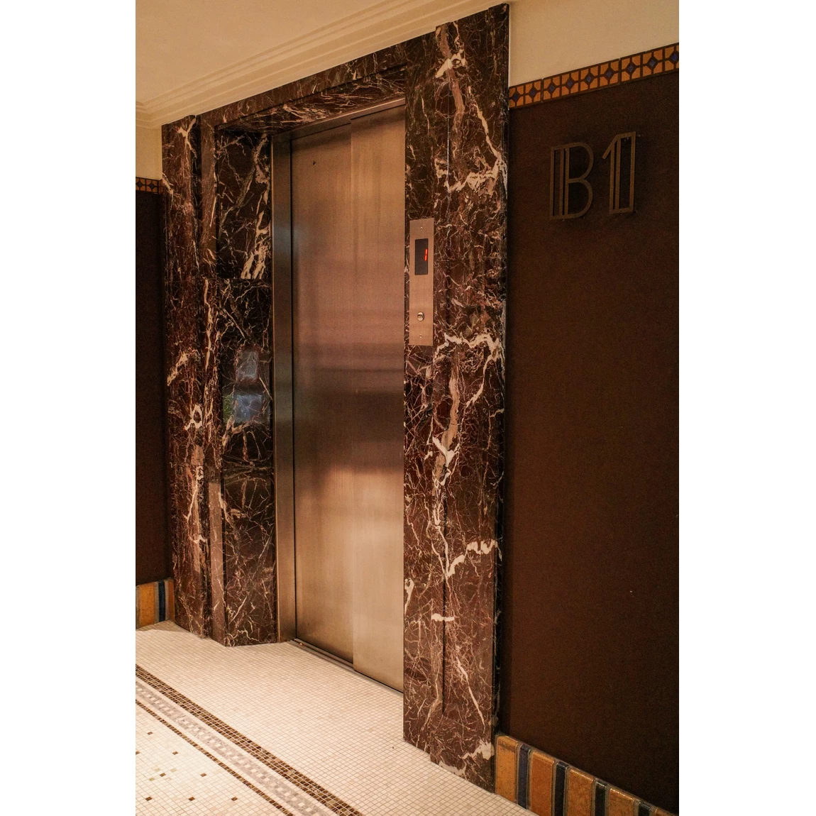 大理石があしらわれたエレベーターは昭和47年まで手動式だった