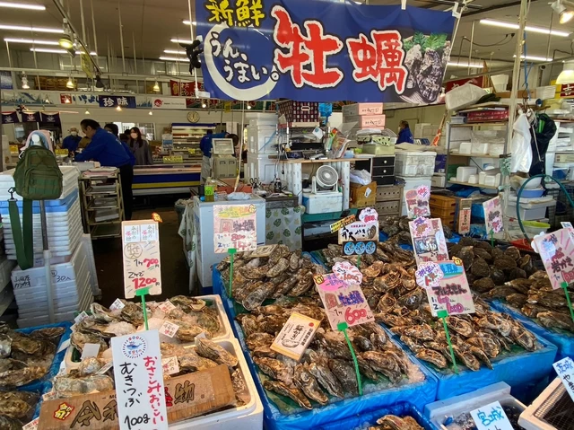 新鮮な生牡蠣は買ってその場でいただけます