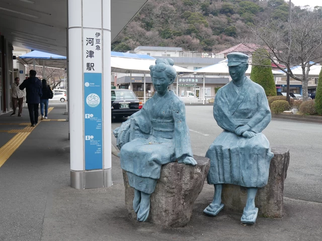 川端康成著『伊豆の踊子』の銅像がお出迎え。