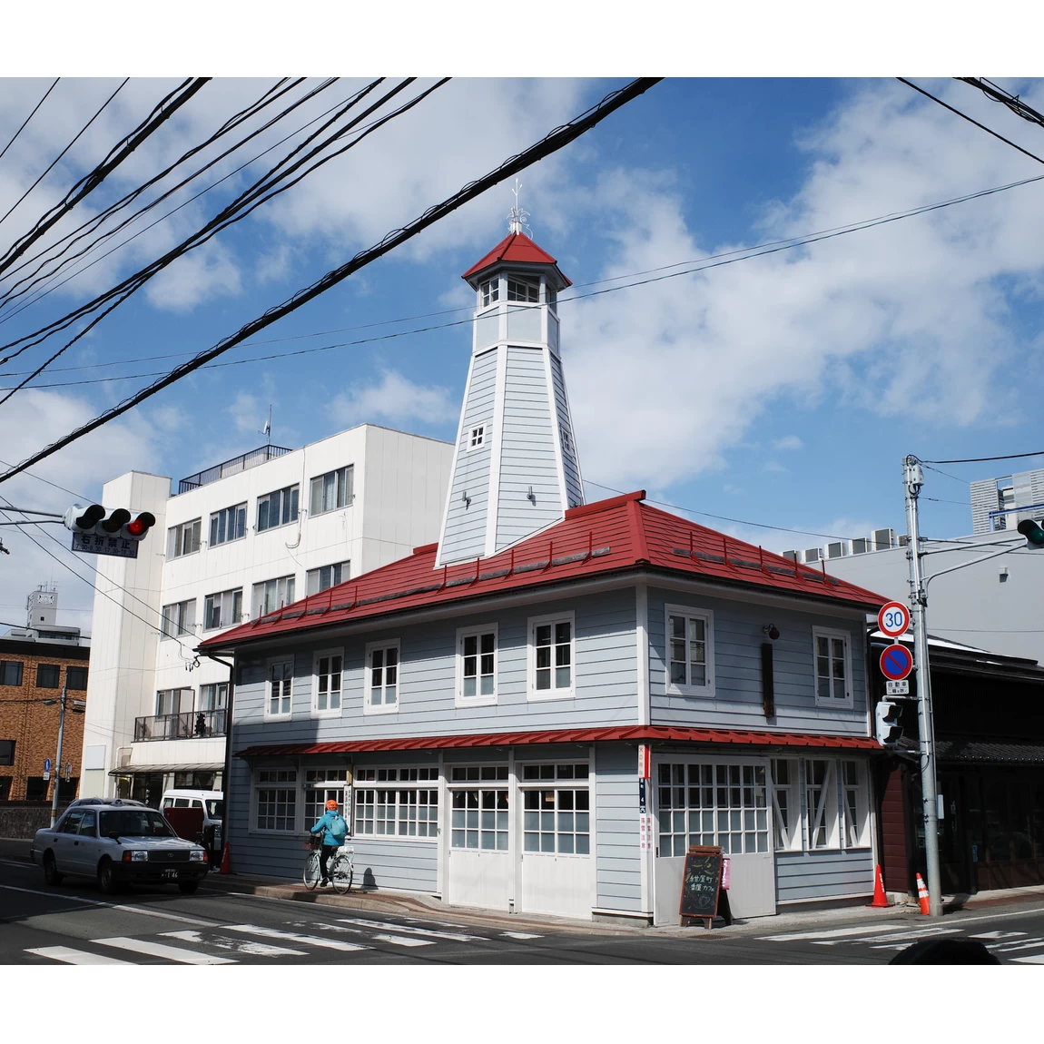 「紺屋町番屋（こんやちょうばんや）」は、赤い屋根とグレーの外壁がかわいらしい建物