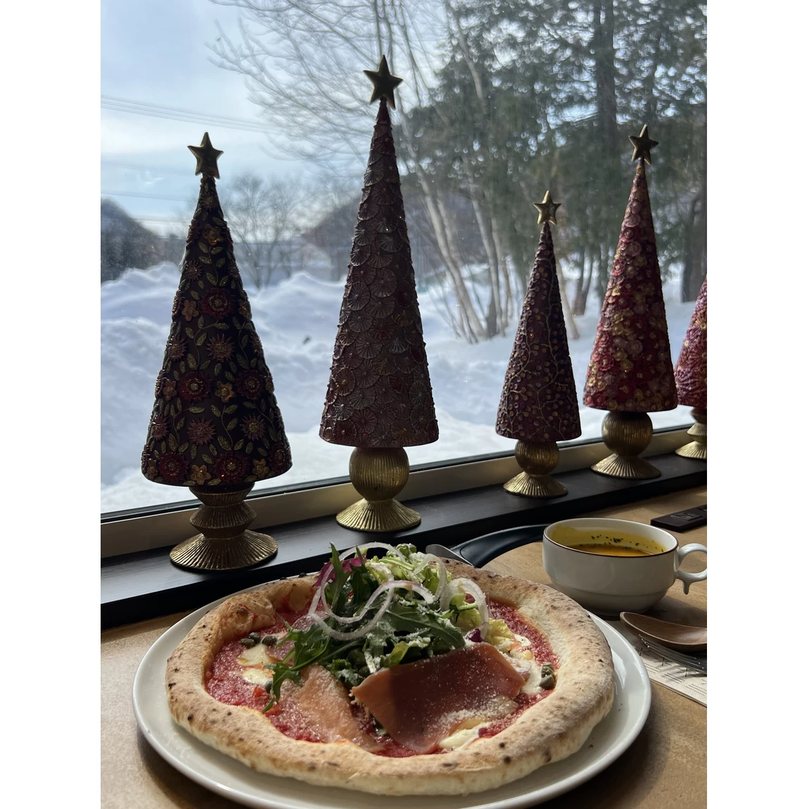 雨雪の贅沢サラダピザ（2,500円）とパンプキンスープ（440円）