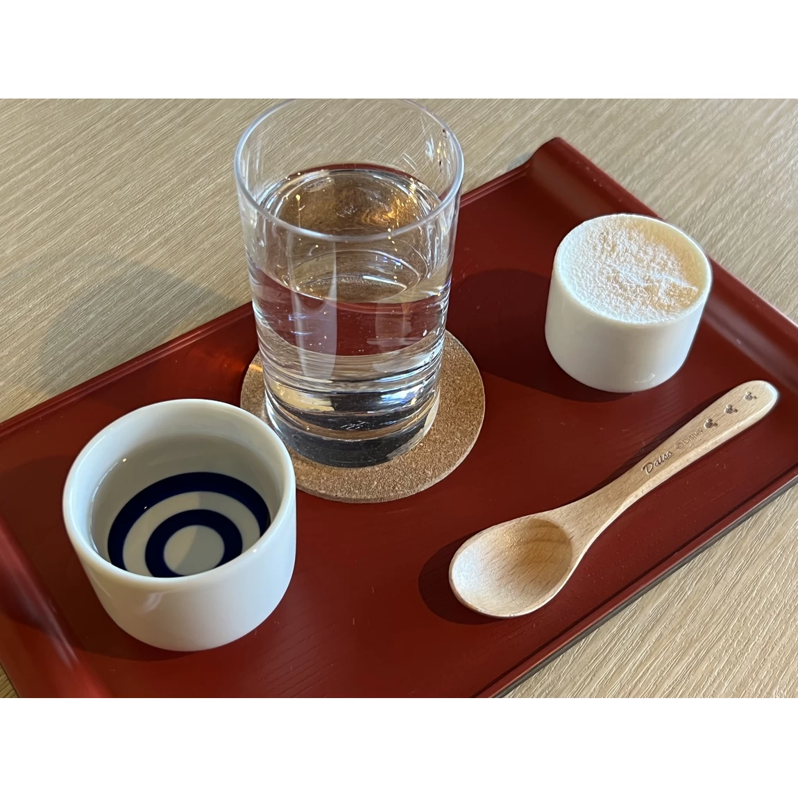 ウェルカムティーは、日本酒のパンナコッタと日本酒（コーヒー、黒豆茶、日本酒から選択）