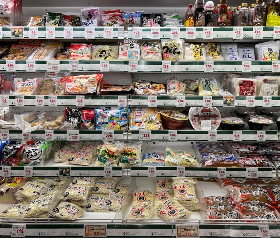 次で紹介するスーパー「かねひで」の商品陳列棚