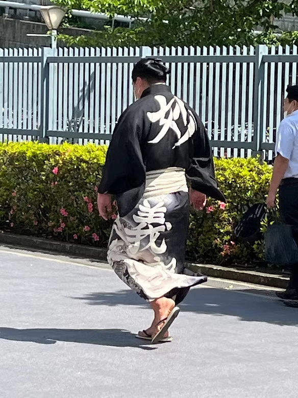 写真ような染抜きを着るのは5月7月9月の場所のみで、冬場は羽織袴