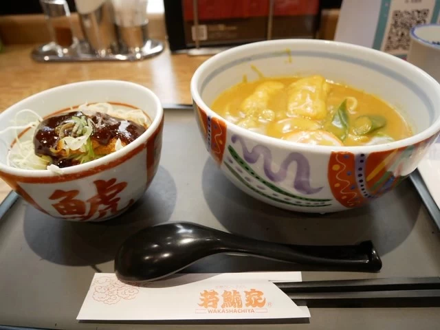 カレーきしめんを味噌かつ丼とともに。
