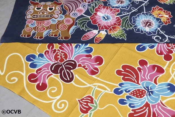 紅型染めは、色鮮やかで多彩な模様が特徴。