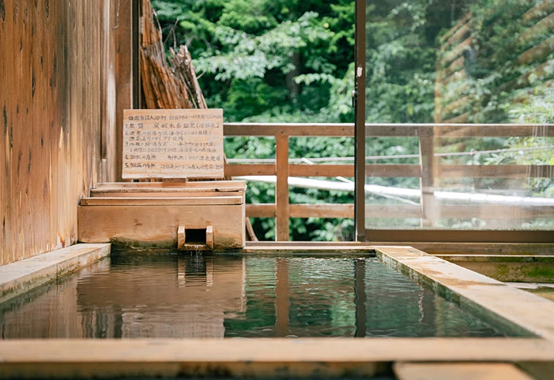 長野の秘湯「釜沼温泉」へ　自然も楽しむおこもり旅