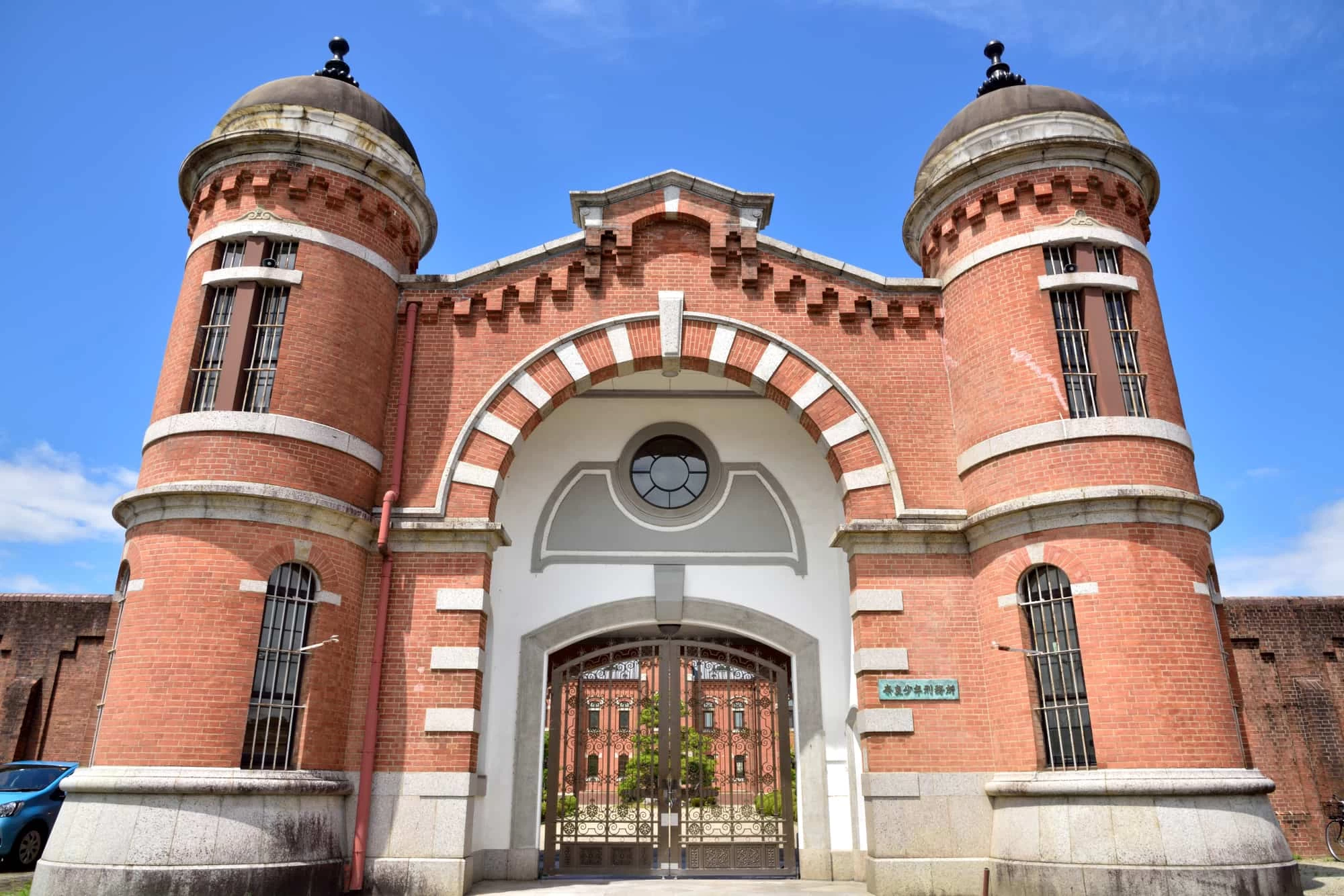 奈良の新スポット「奈良監獄」へ　奈良公園で鹿と触れ合う女子旅