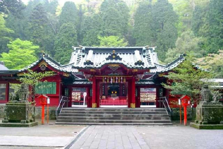 箱根・九頭竜神社の月次祭へ！”縁結びのご利益”を授かる女子旅｜旅行