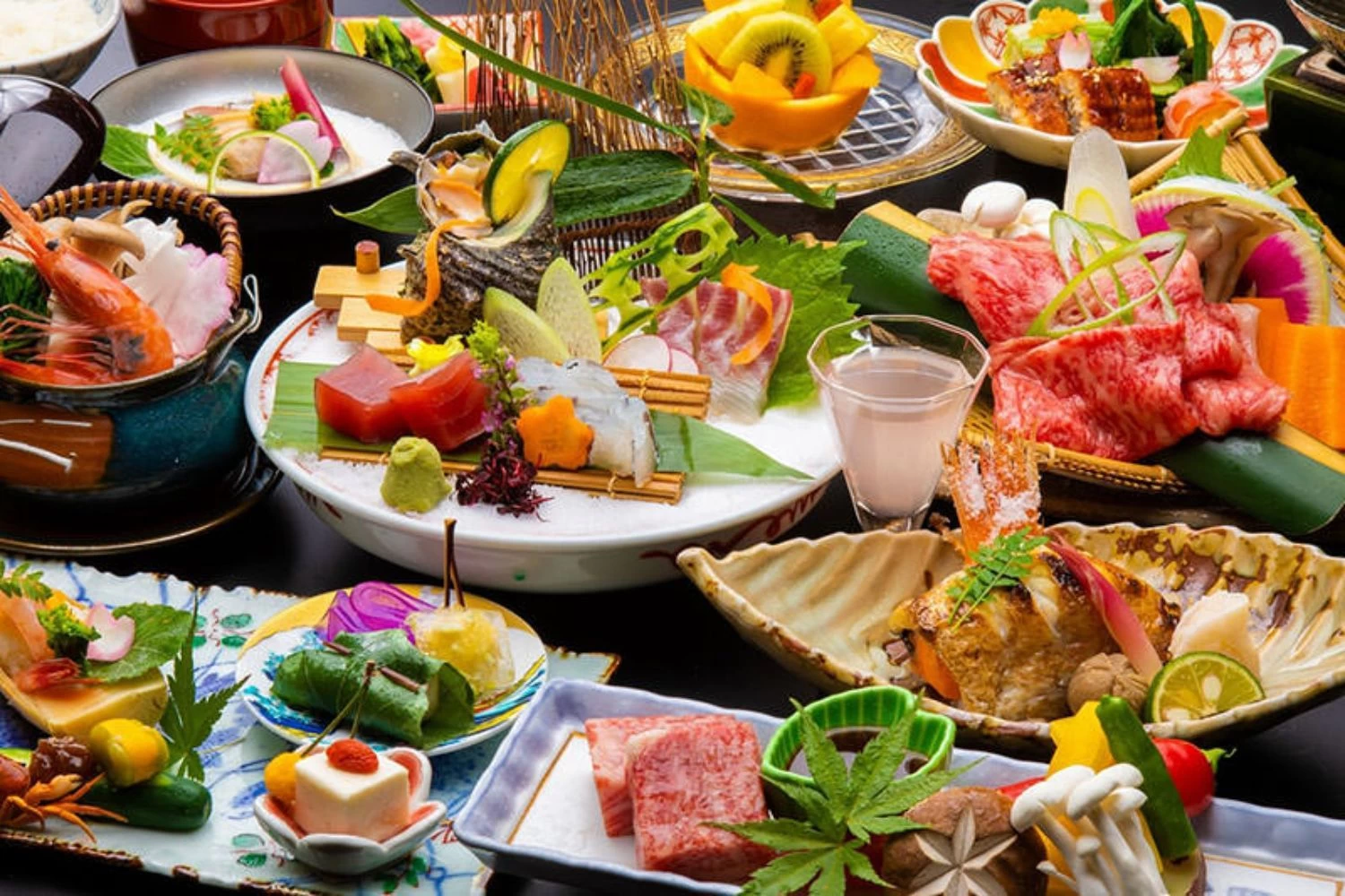 食事はプライベートを尊重する個室食が可能。加賀野菜、甘海老、カニなど素材を活かした加賀の季節の味が楽しめます
