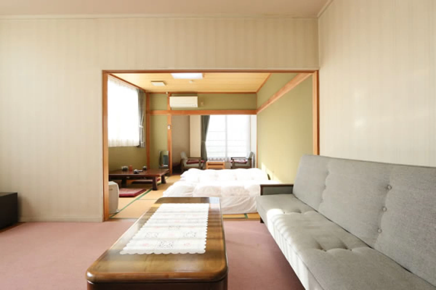客室は、7～10畳の広さが異なる和室を用意。懐かしさを感じる和の造りで、ゆったりとした時間が満喫できる