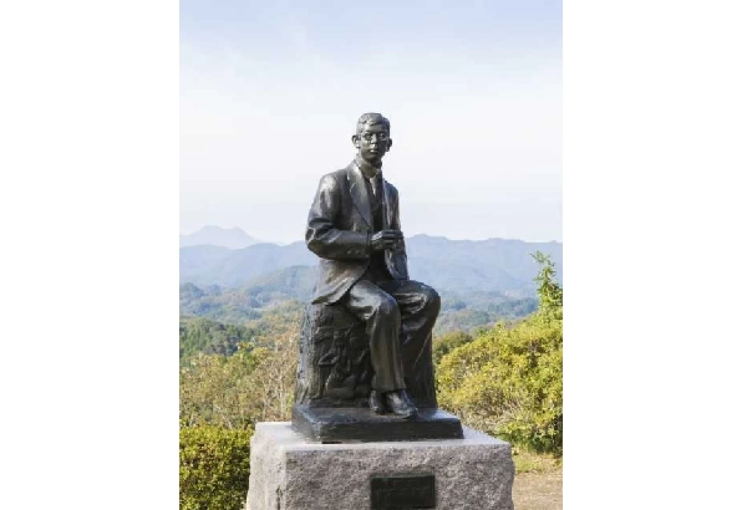 「荒城の月」の作曲者・瀧廉太郎の像も