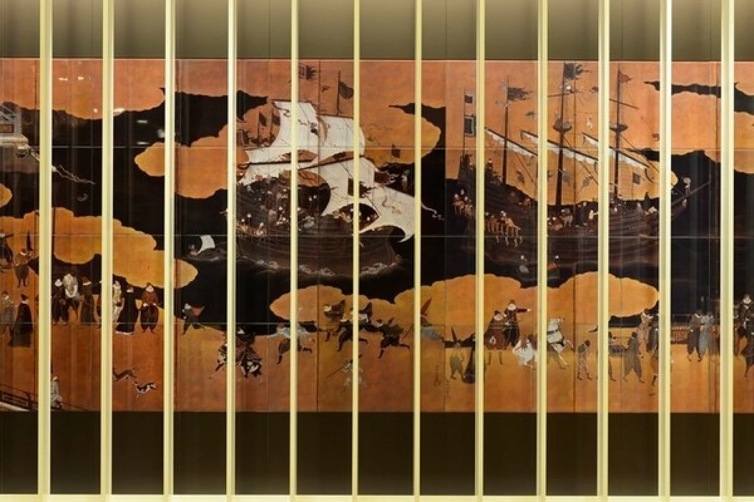 ロビー壁面にある、長崎を象徴するモチーフ「南蛮屏風」