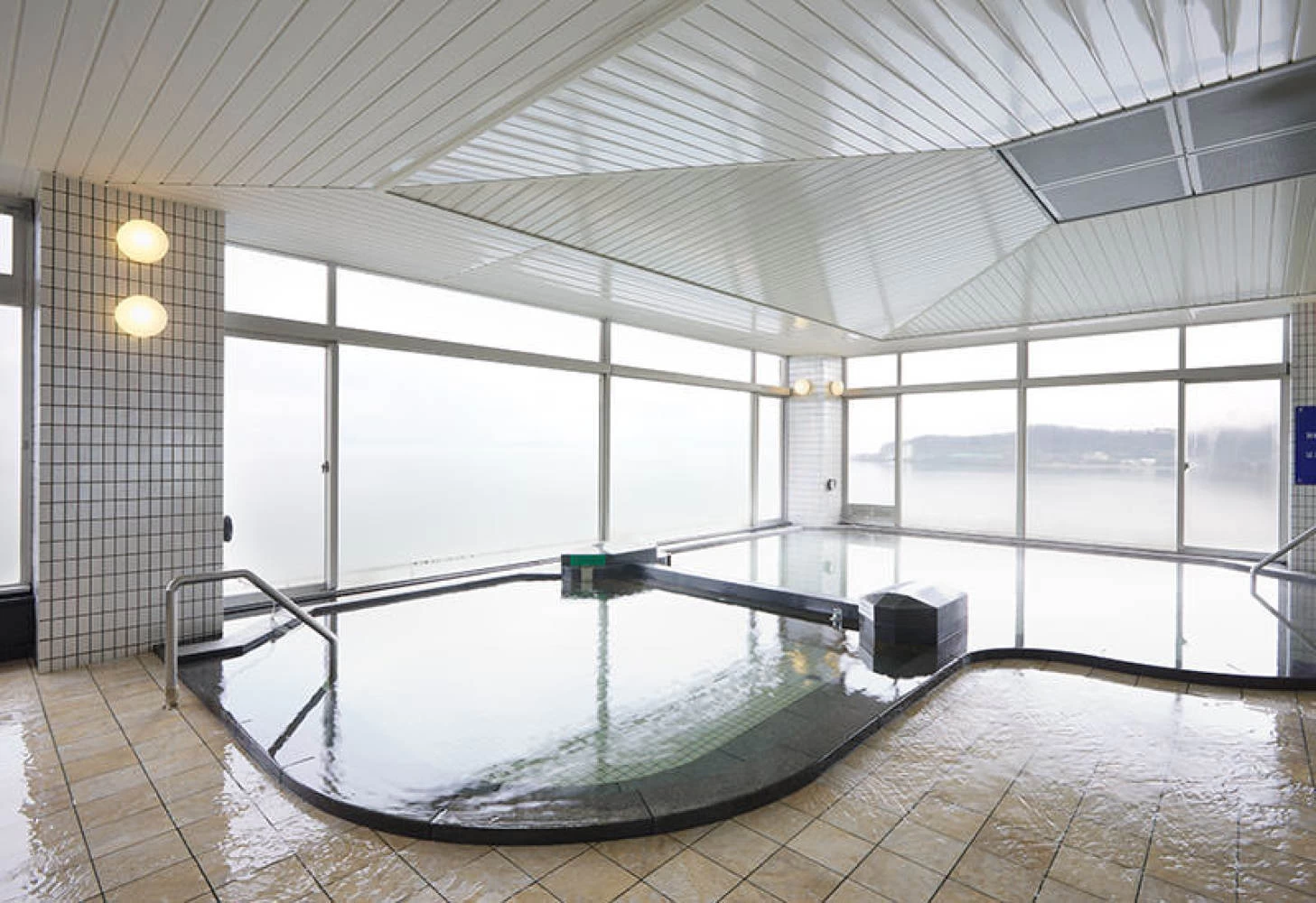 琵琶湖を一望するガラス張りの展望大浴場  