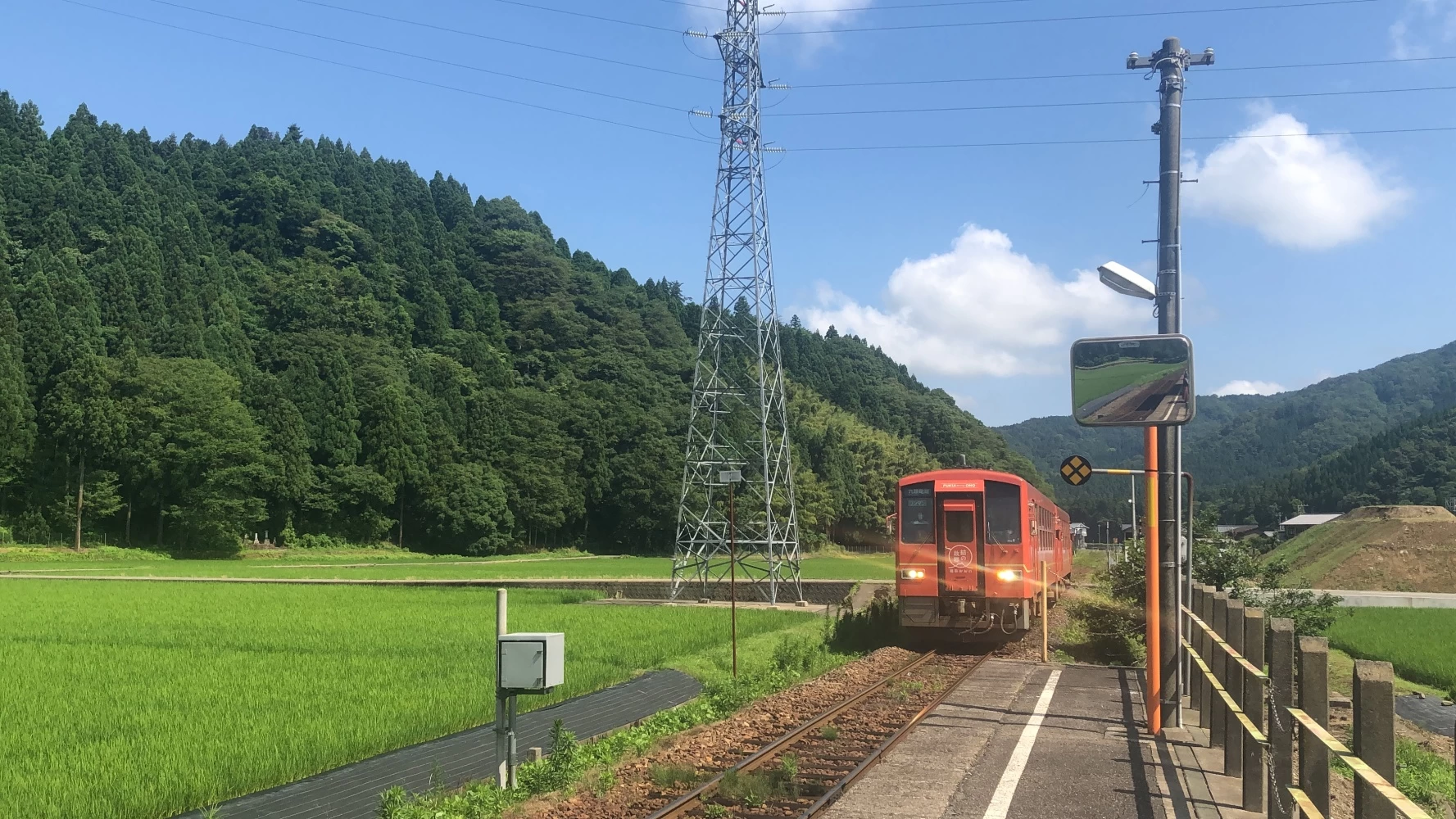 田園風景の中を走る列車