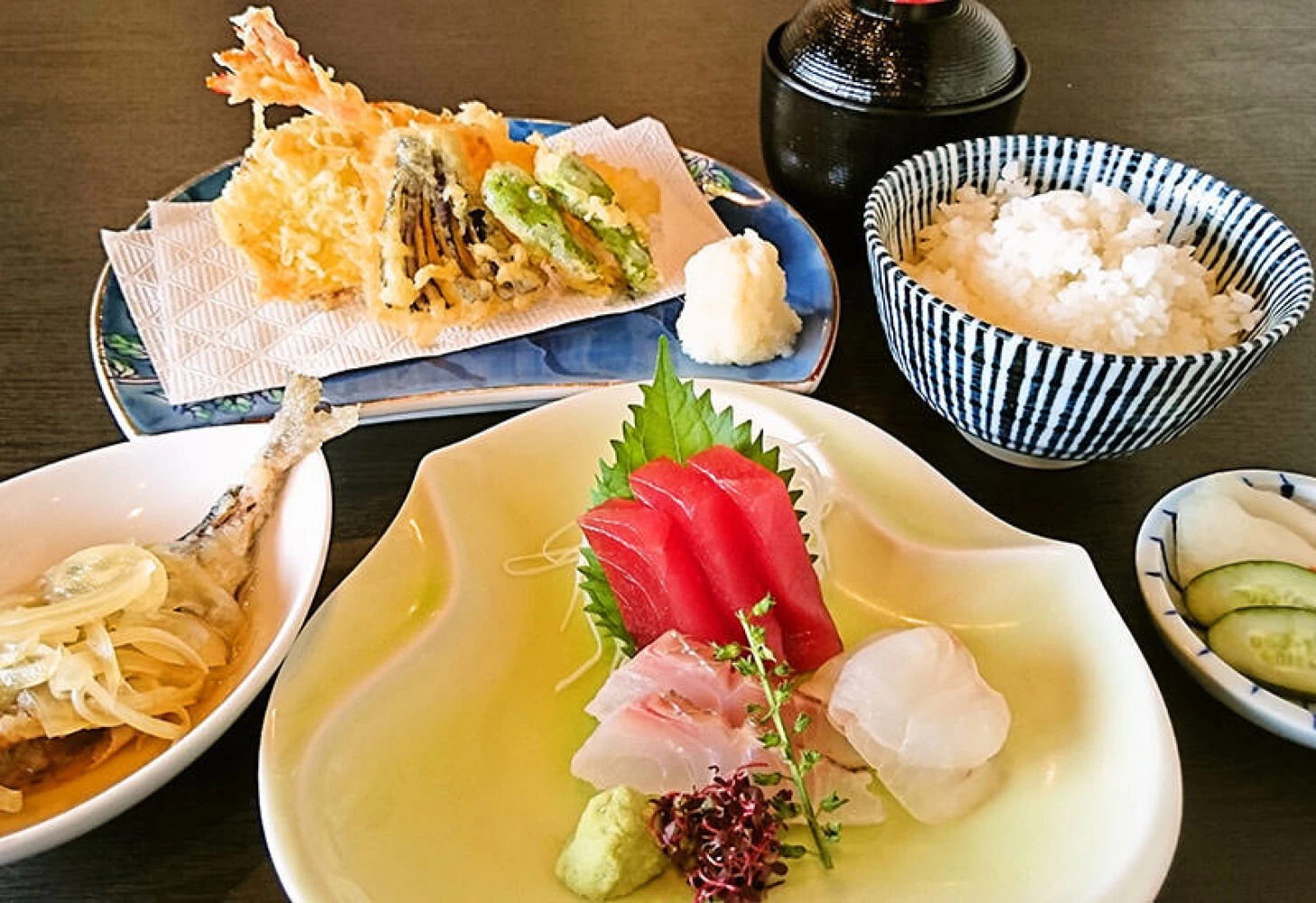 旬のお刺身とサックサクの揚げたて天ぷらがついた人気の定食「礁膳」