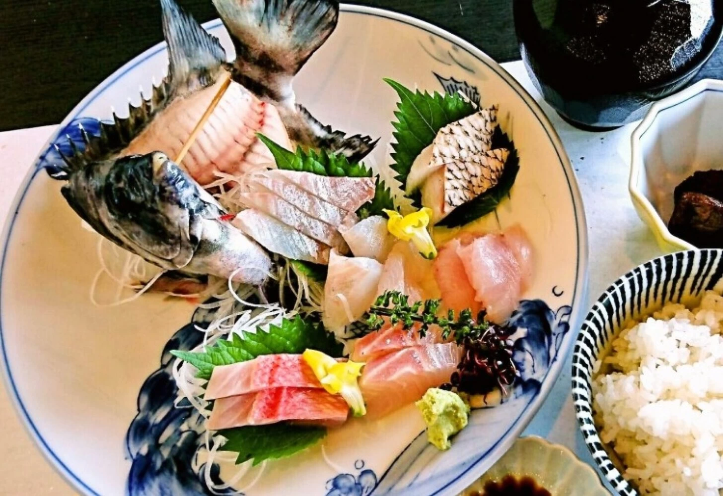 「銚子黒潮膳」は煮魚や刺身などがついた豪華版