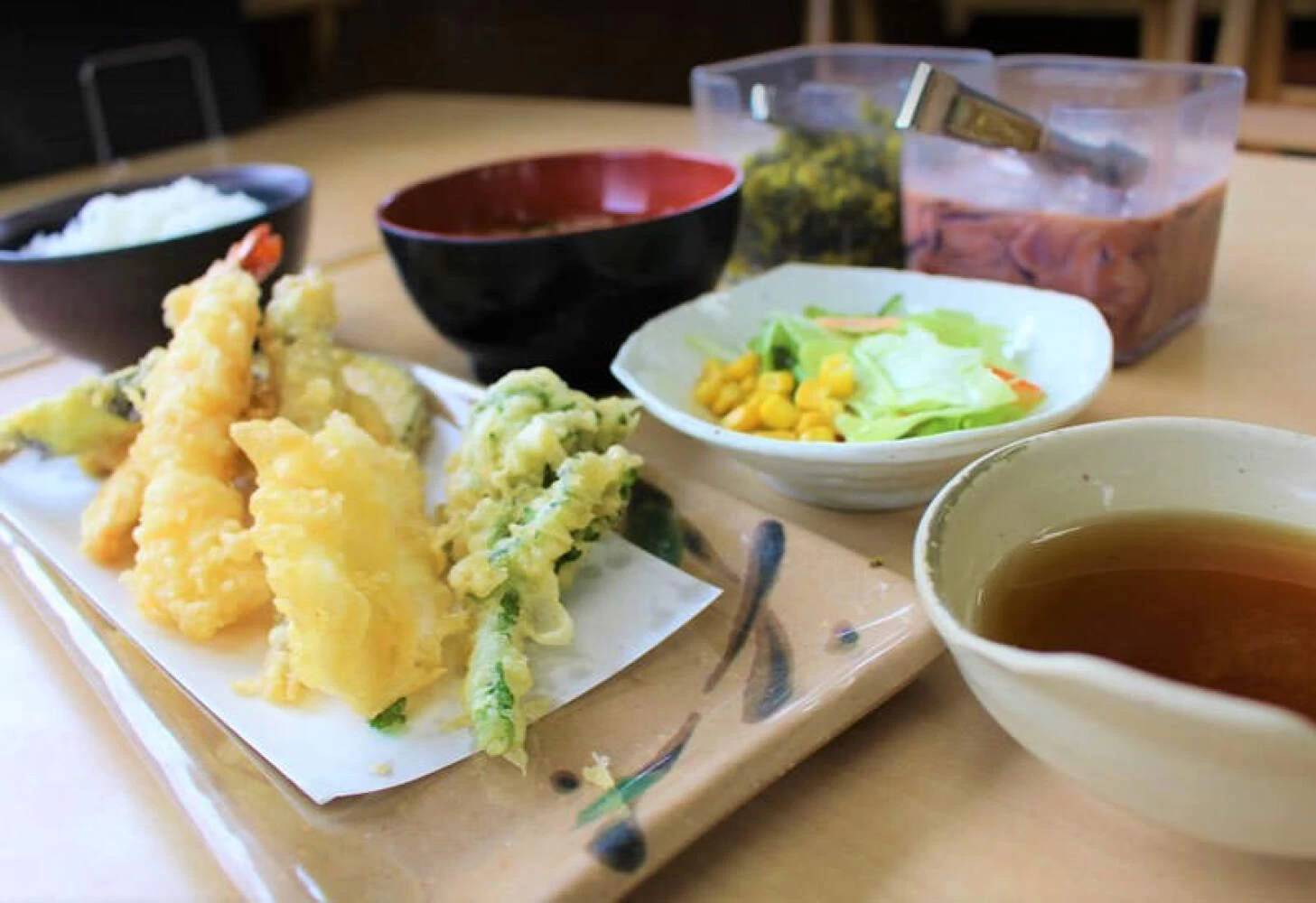 卓上の塩辛も人気の一つ