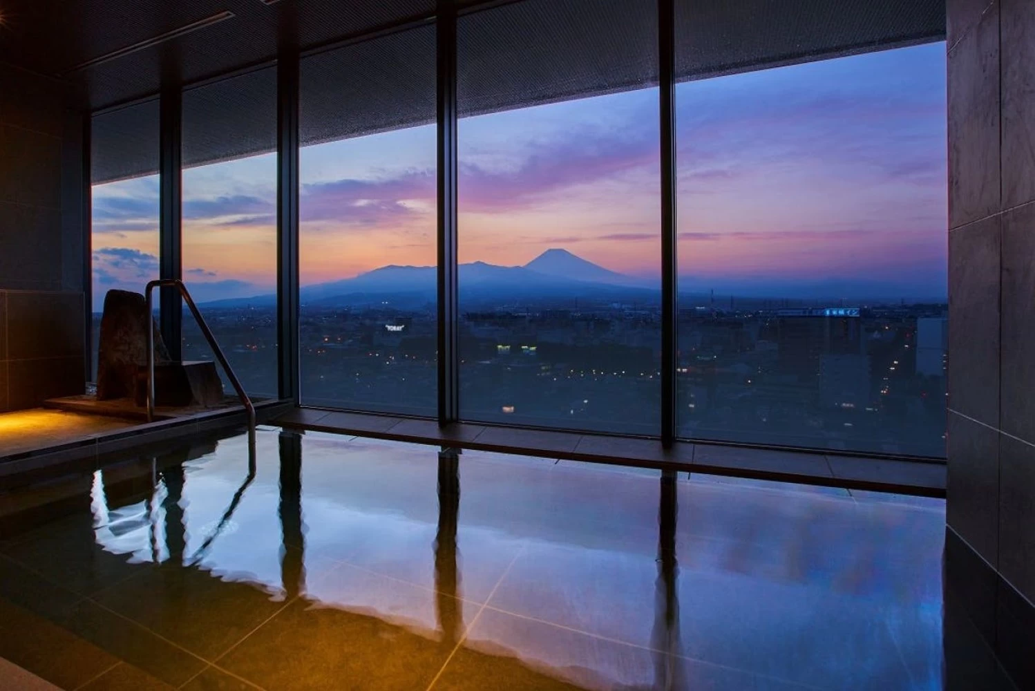 富士山が望める最上階の「富士の湯」