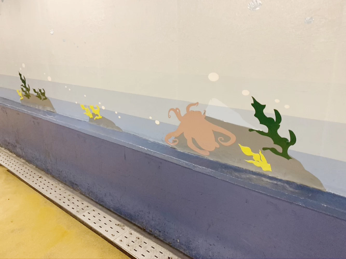 トンネルの壁に描かれたイラスト