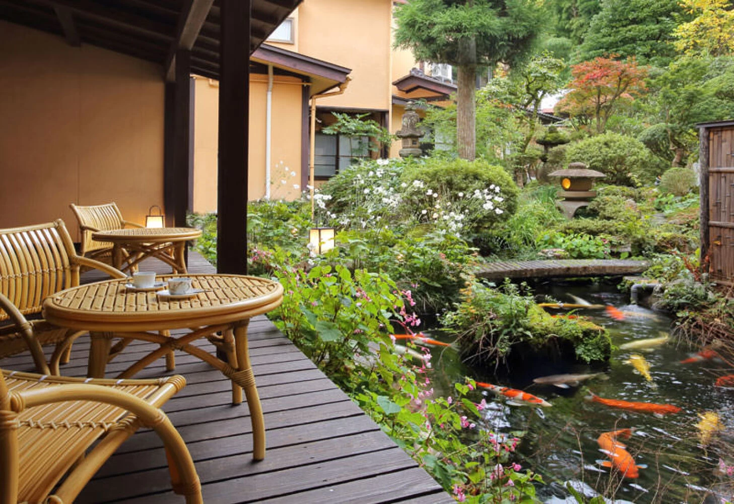 日本庭園を眺めるテラス