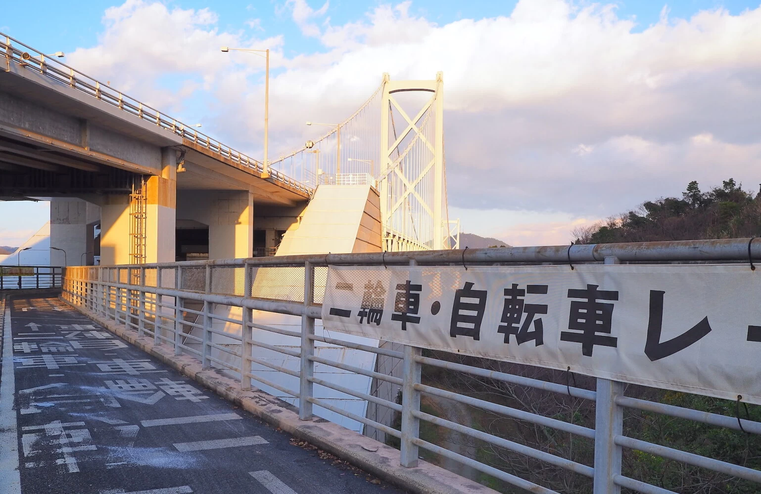 因島大橋は、2層式の下側を走る特殊な構造